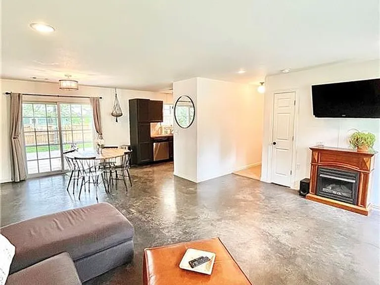 721 S Dockery Ln — Photo 4