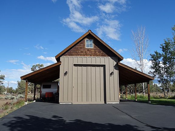 590 sq ft out building  