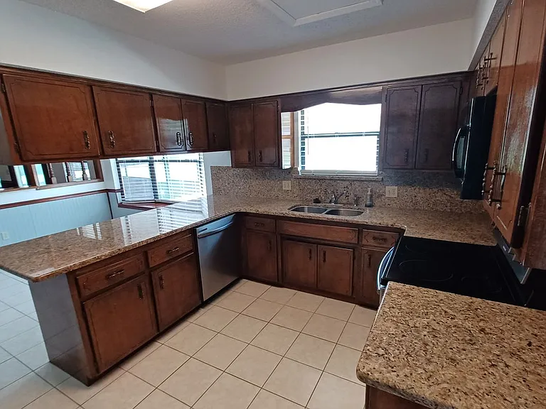 2295 Foxwood Dr — Photo 7