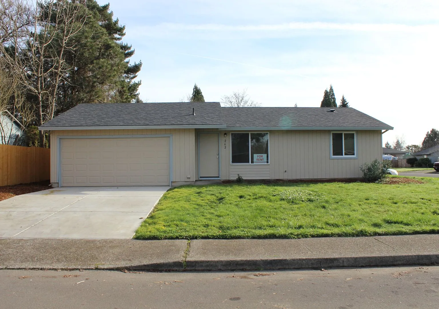 3 bedroom 1 bath home in Hillsboro near Max line — Photo 1