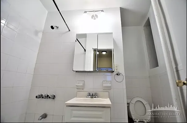 Rented by Manhattan Realty Group | media 9