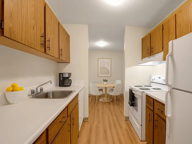 96 Grosvenor Blvd — Photo 3