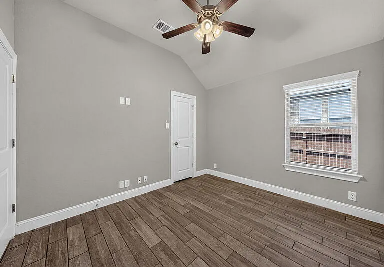 9010 Gate Run — Photo 3
