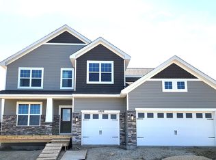 1806 Rainier Dr, Shakopee, MN 55379