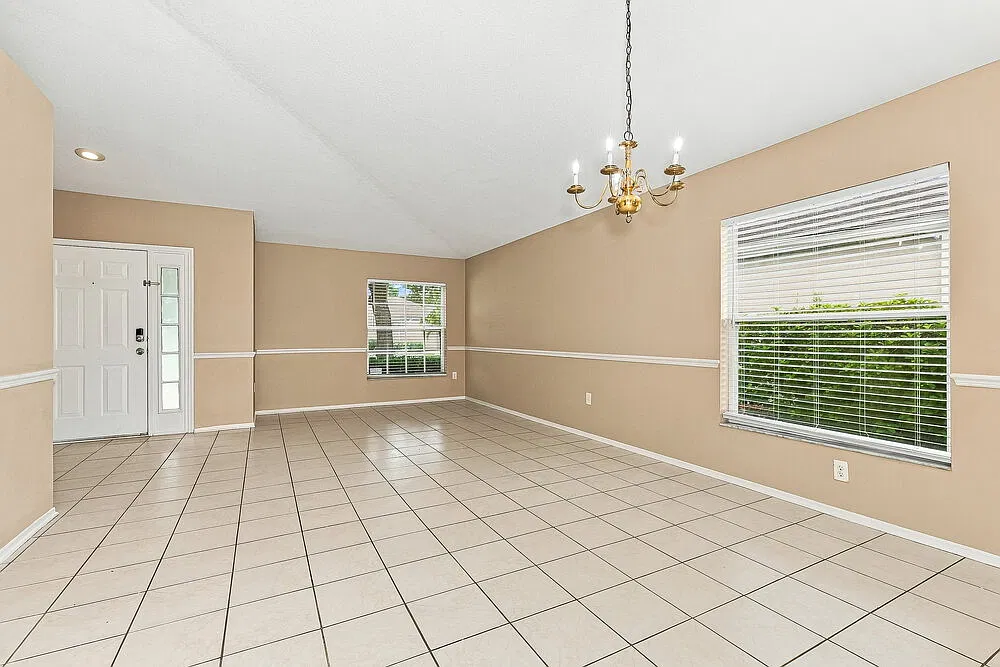 4 bed, 2.0 bath, 1936 sqft, $2,320 — Photo 3