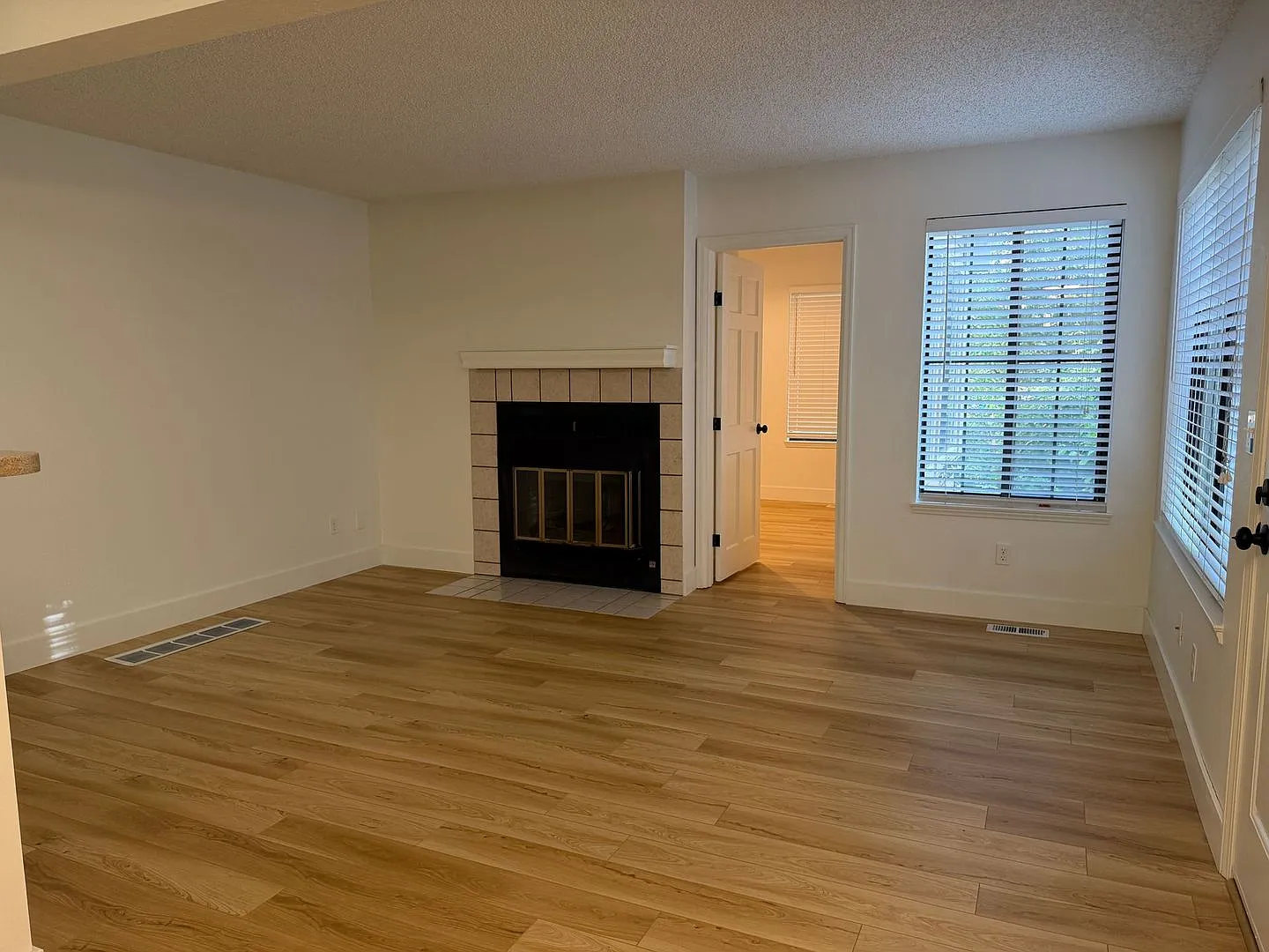 200 Off 1st Month Rent Beautiful Newly Remodeled 2BD/1BA Condo in North Boulder — Photo 2