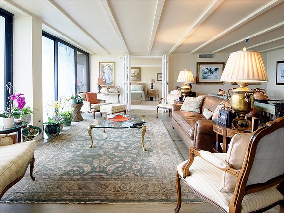 4th image of 2480 Presidential Way #1703