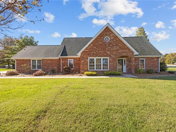 1100 Kingswood Dr, Kernersville, NC 27284