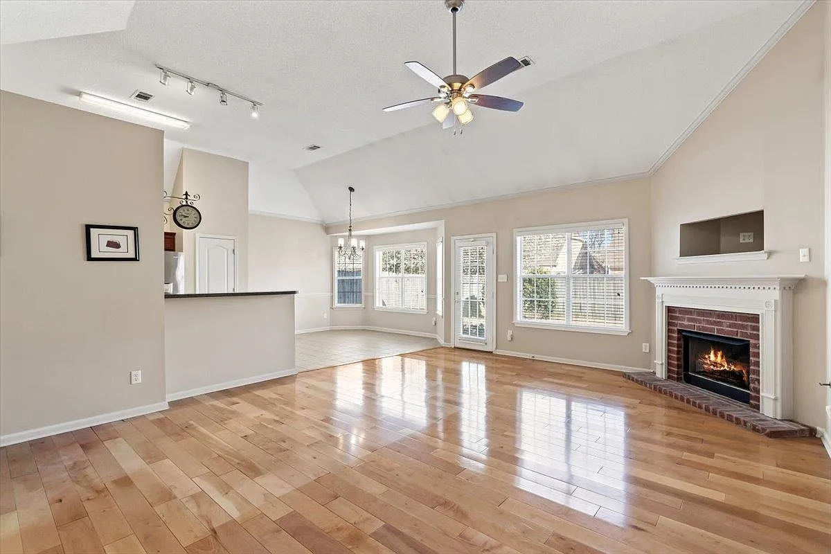 3 bed, 2.0 bath, 2199 sqft, $2,600 — Photo 3