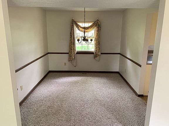 5th image of 806 Corkwood Ct