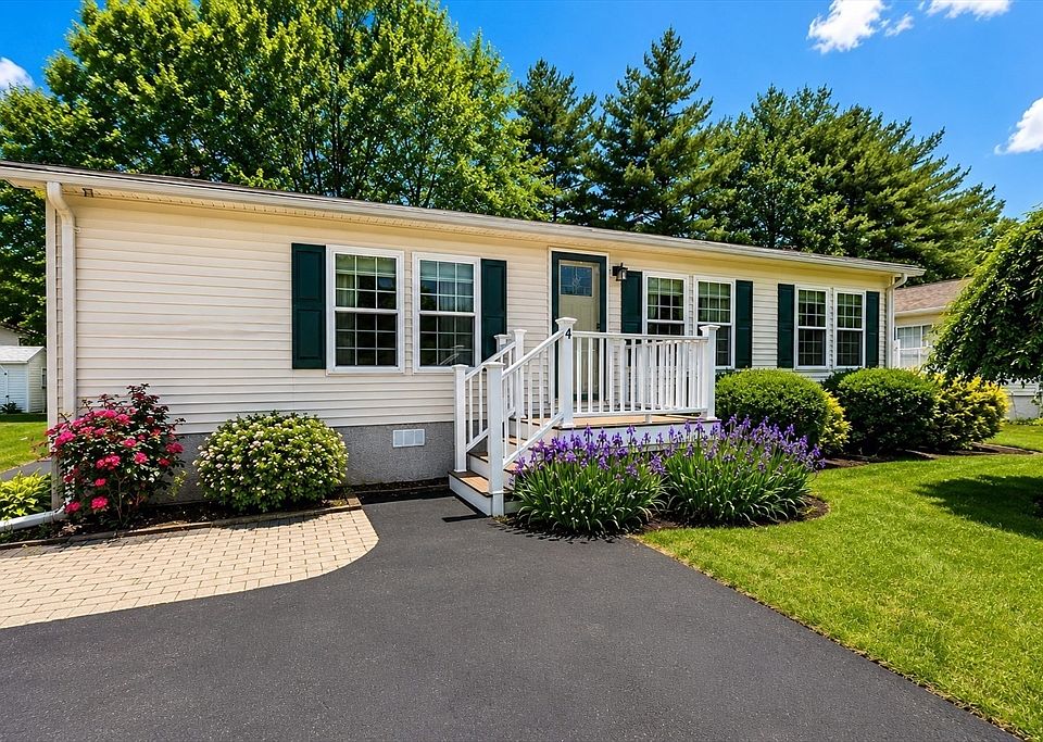 1st image of 4 Trailwood Dr