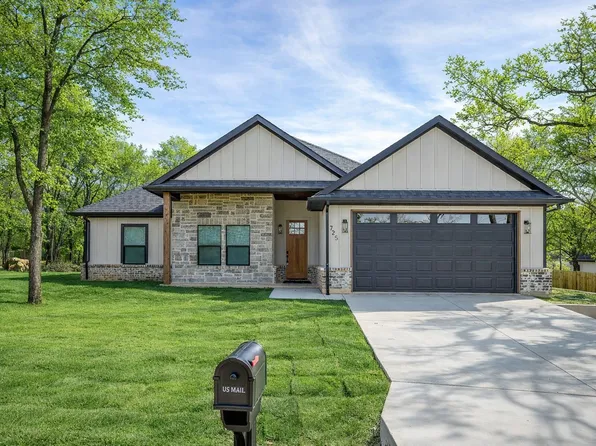 725 Haynie Dr, Runaway Bay, TX 76426