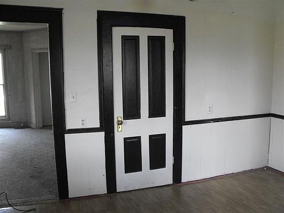 5th image of 301 E 2nd St