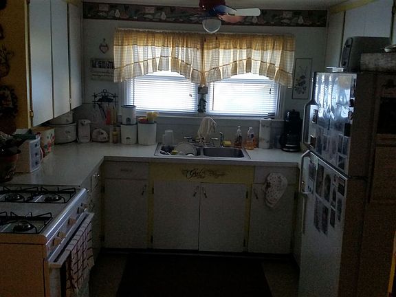 3rd image of 702 W Clayton St