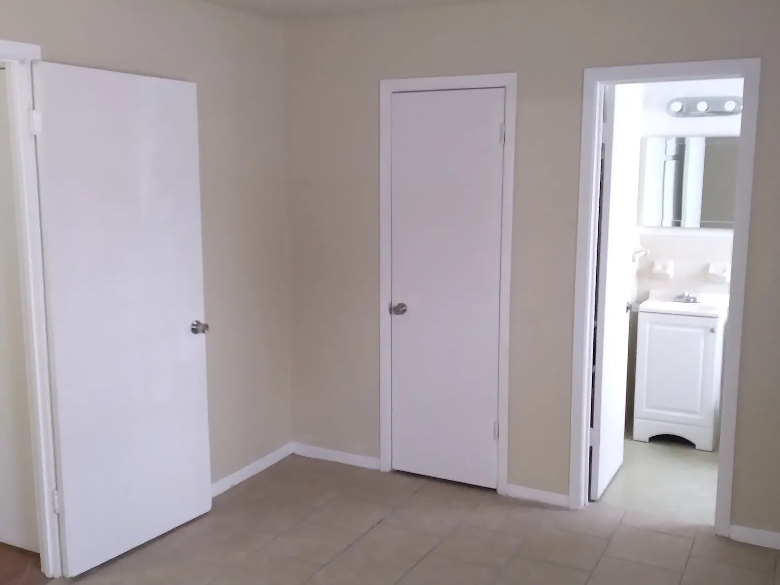 College Park Apartment — Photo 2