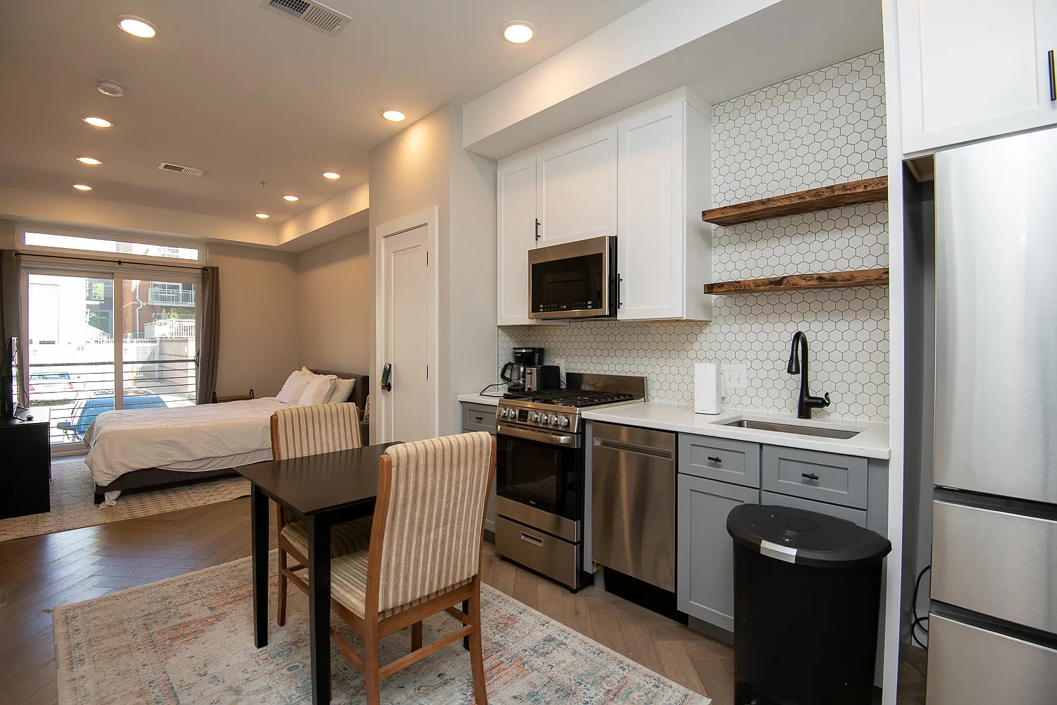 Studio, 409 sqft, $1,695 — Photo 1