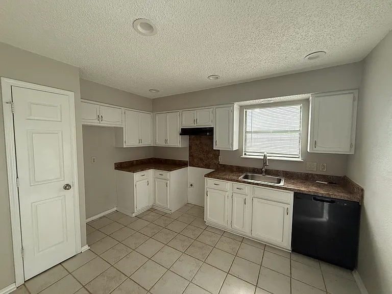 1533 E 67th Pl — Photo 7
