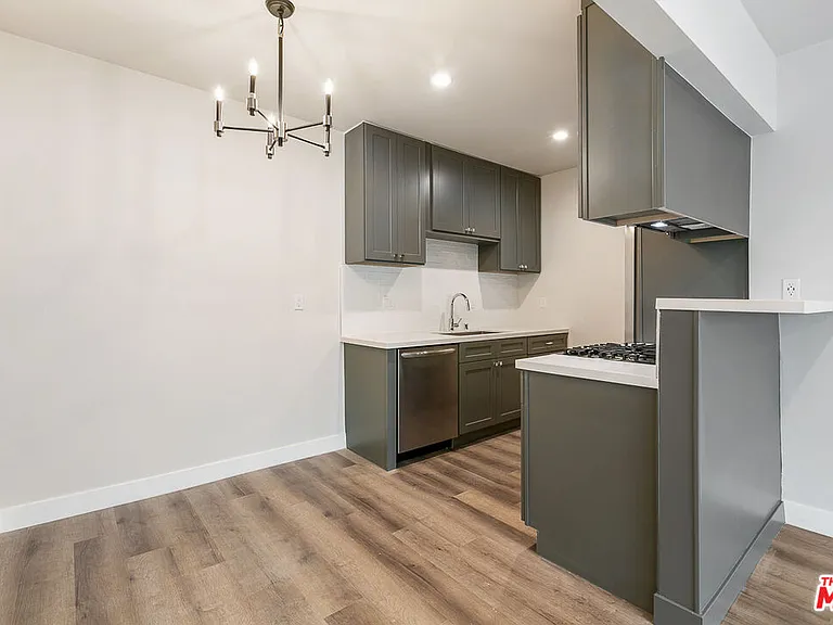 2401 S Sycamore Ave #6 — Photo 6