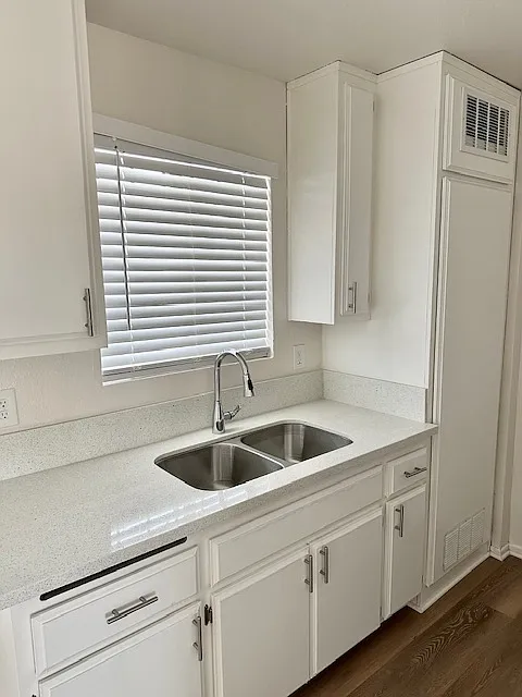 2 bed, 700 sqft, $2,450 — Photo 2