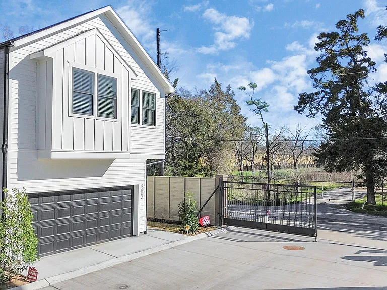 9029 Laverne Oak Ln — Photo 3