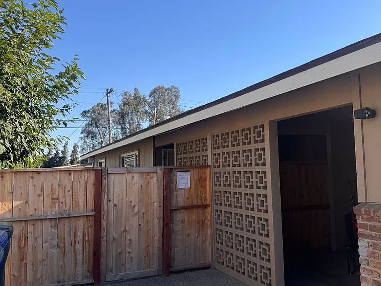 1020 E Brown Ave — Photo 1