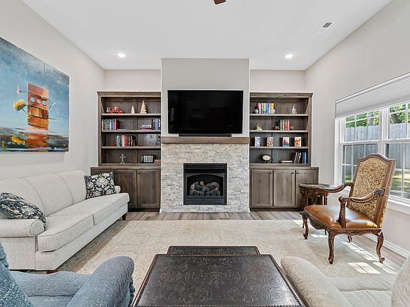 3rd image of 434 E Logan Street