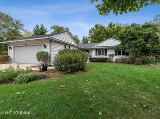 640 Ridgewood Ln, Libertyville, IL 60048