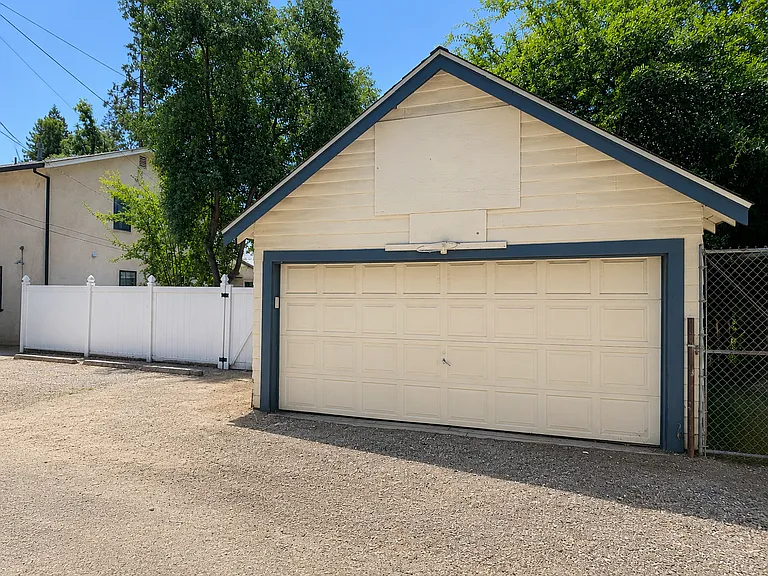 324 Mansion Ave — Photo 4