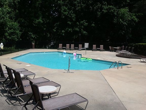 3rd image of 29 Aspen Dr APT B