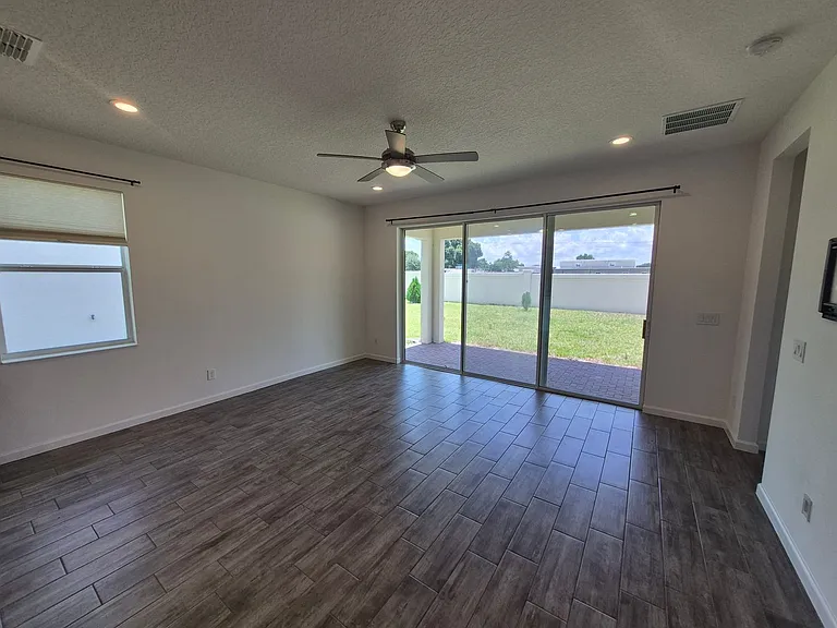 1257 Hendon Loop — Photo 4