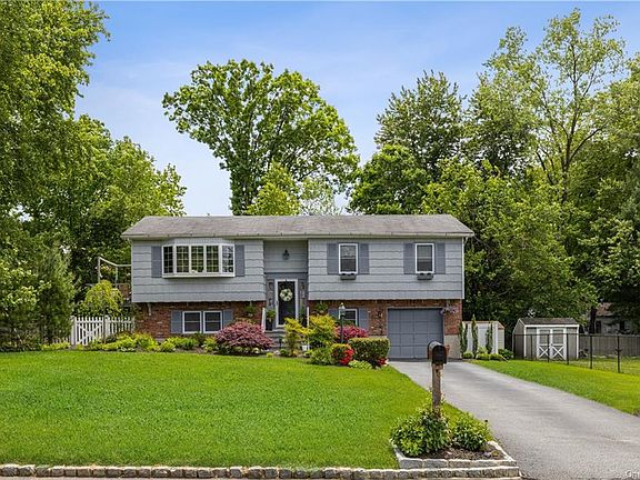 4th image of 39 Seven Oaks Ln