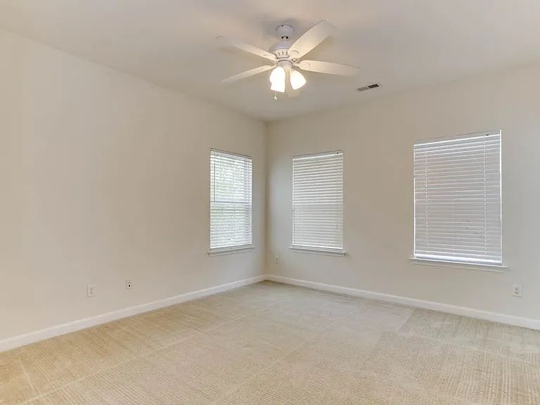 528 Normandy St — Photo 33