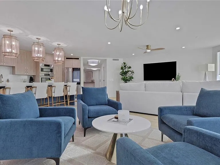 2728 Tiburon Blvd E #302 — Photo 9