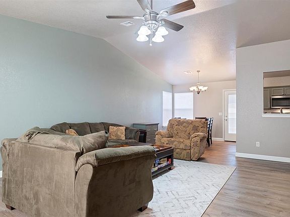 3rd image of 1109 Desert Willow Ter