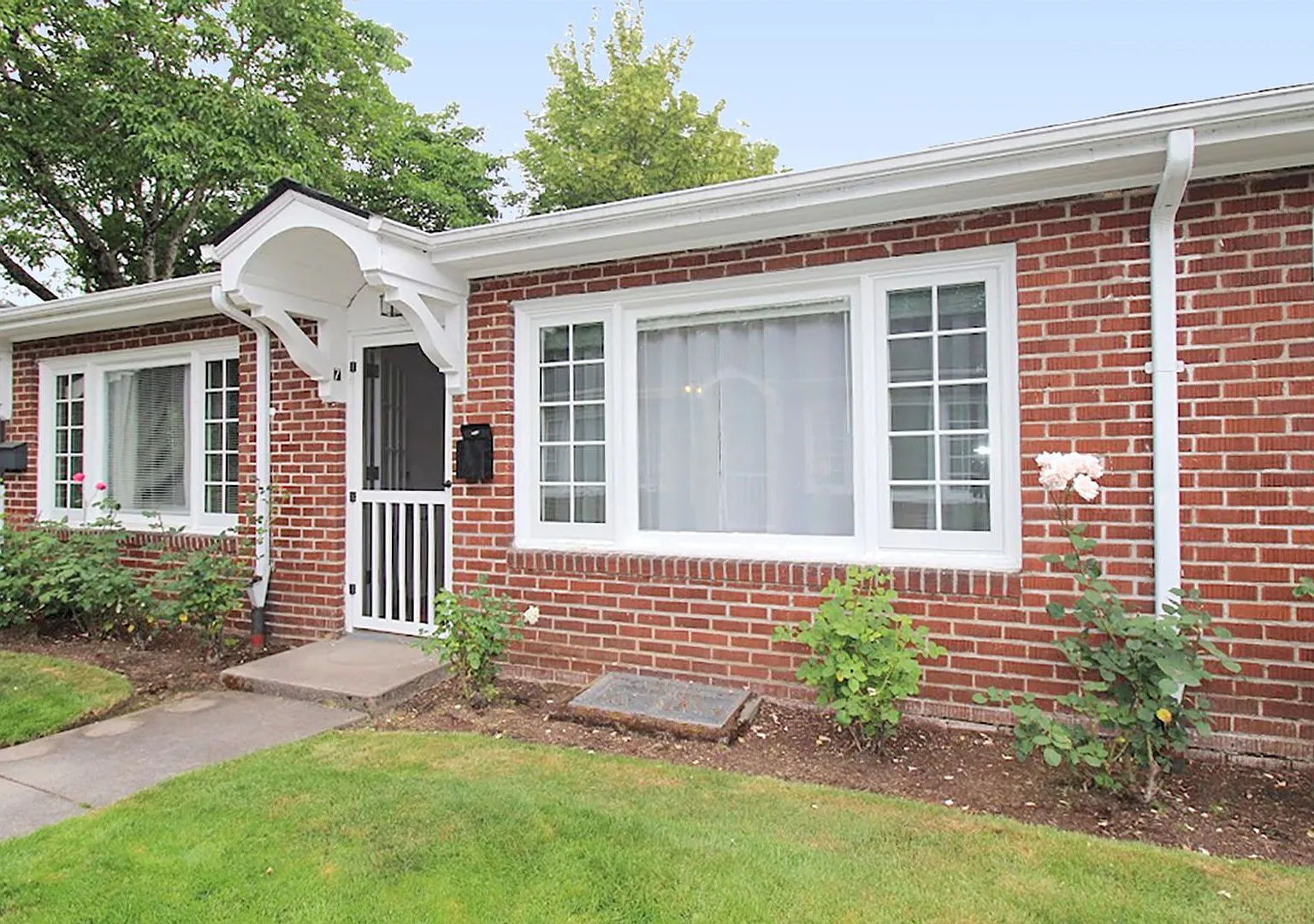 Charming Vintage Irvington Apartment in Brick Courtyard Complex — Photo 2