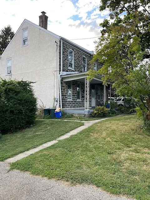 3 bed, 1.5 bath, 1647 sqft, $2,300 — Photo 2