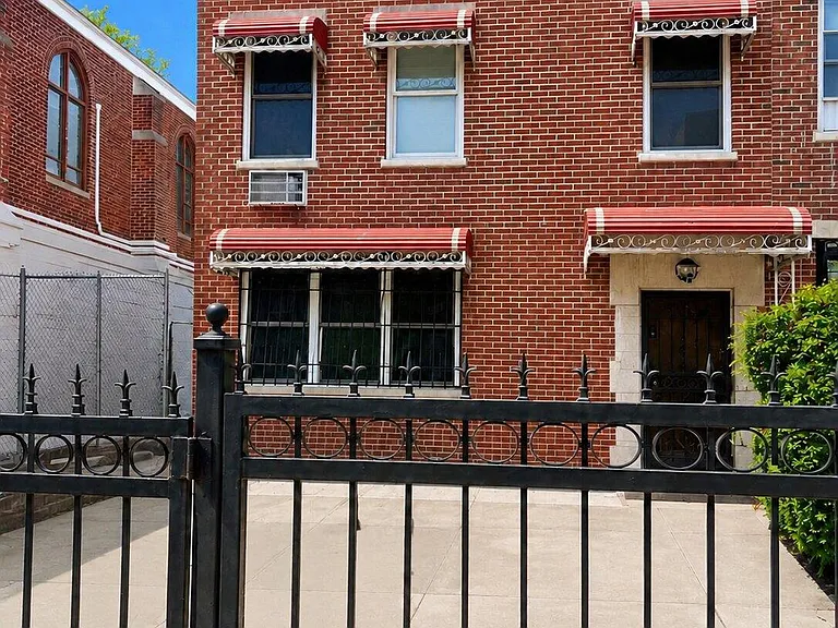 866 Fairmount Pl — Photo 1