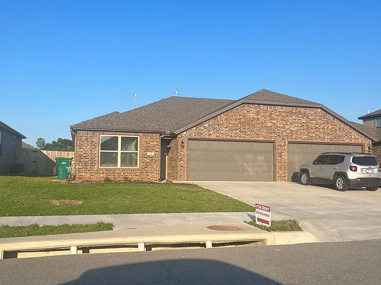 450 Red Robin St — Photo 2