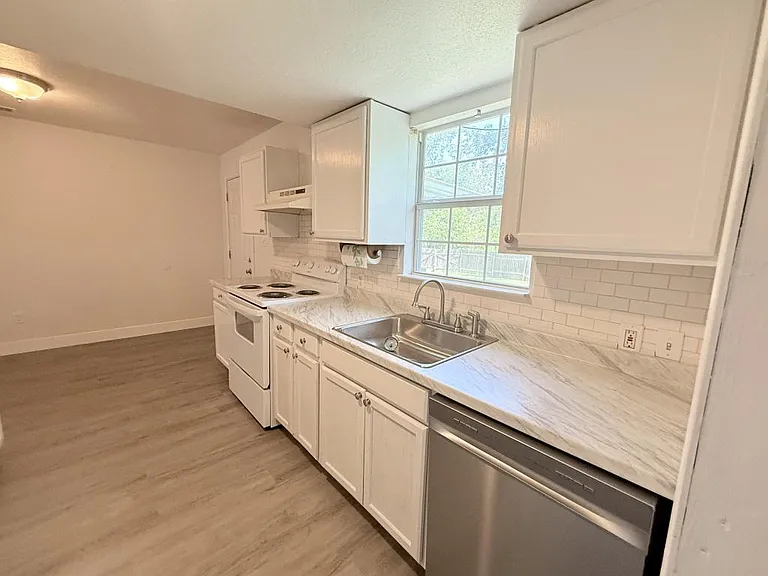 610 W Avenue B — Photo 16