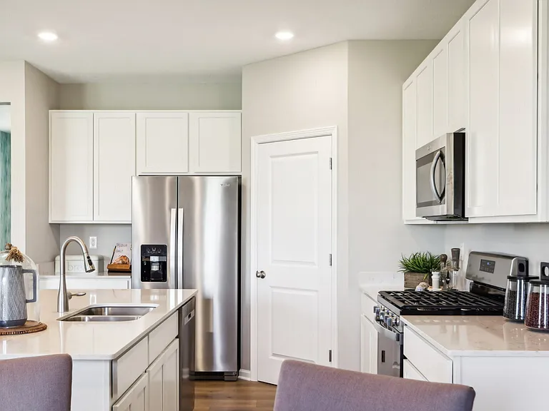 1559 Albatross St — Photo 3