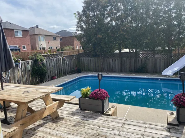 17 Hartrick Pl, Whitby, ON L1R 2C3