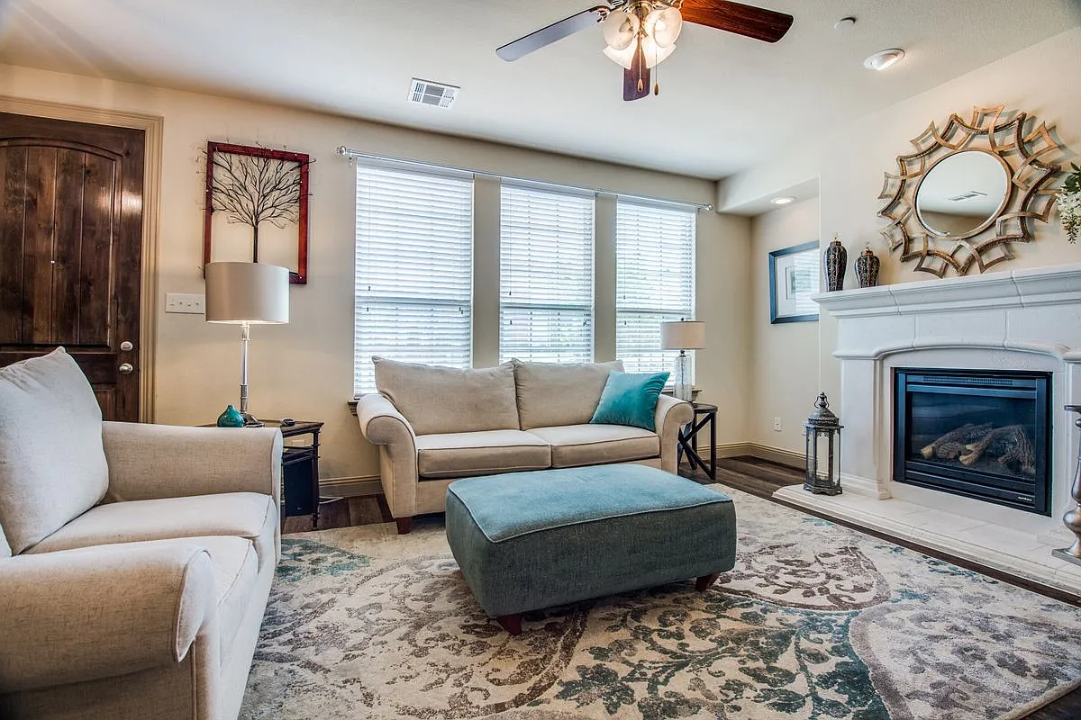3 bed, 3.0 bath, 1985 sqft, $2,995 — Photo 4