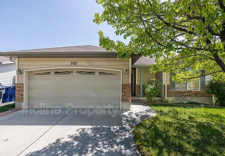 702 Durham Dr — Photo 1