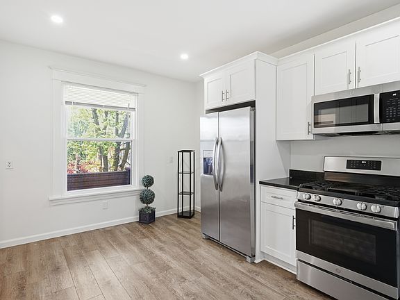 4th image of 332 Elm Rd
