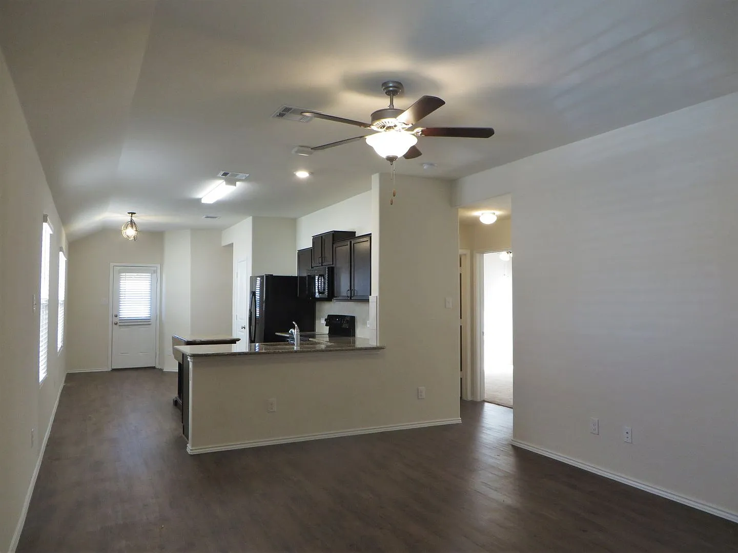 3 Bedroom 2 Bathroom Sonterra Jarrell Home — Photo 4