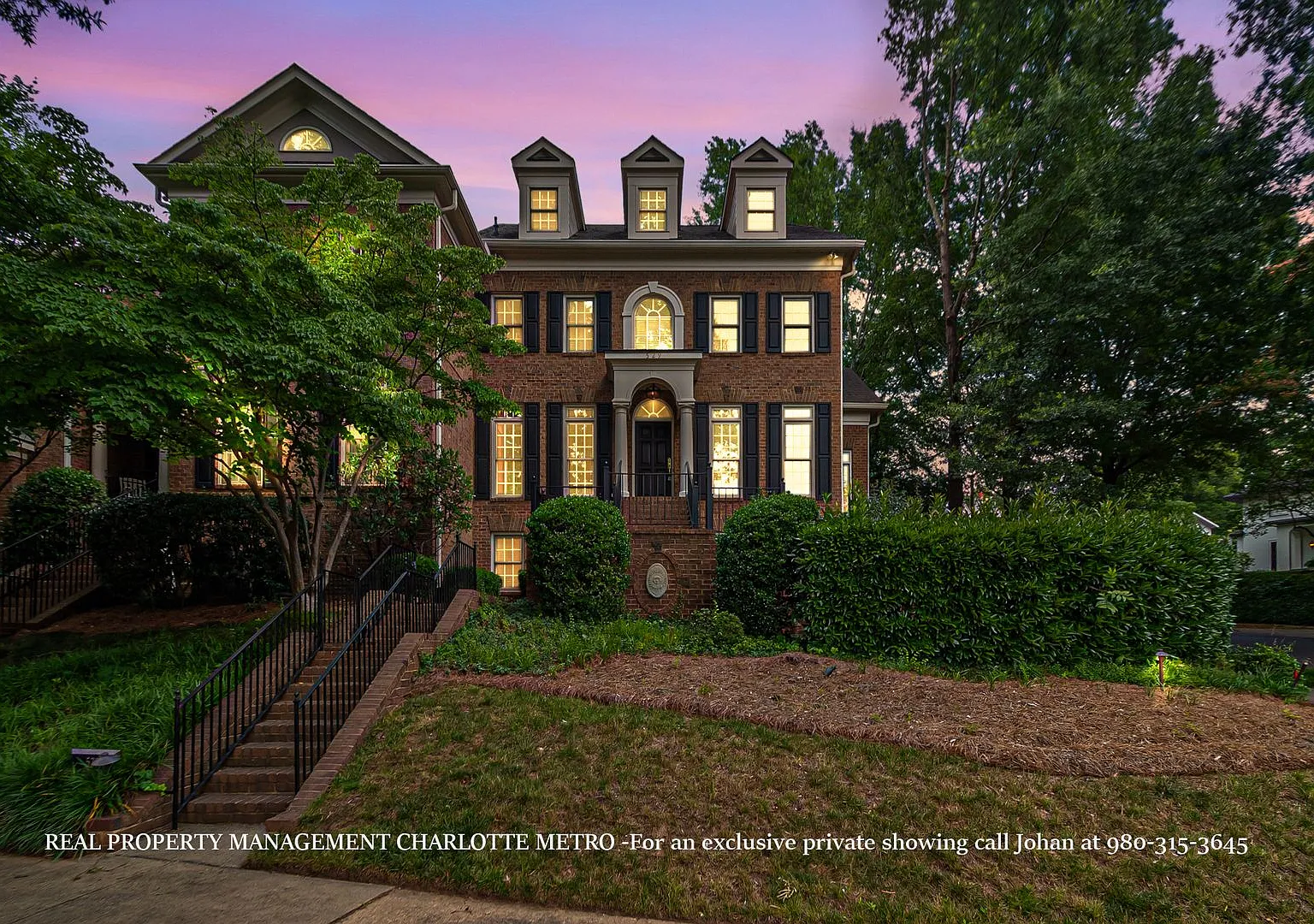 Luxurious 4 Bedroom, 5.5 Bathroom Townhome on Prestigious Queens Road. — Photo 3