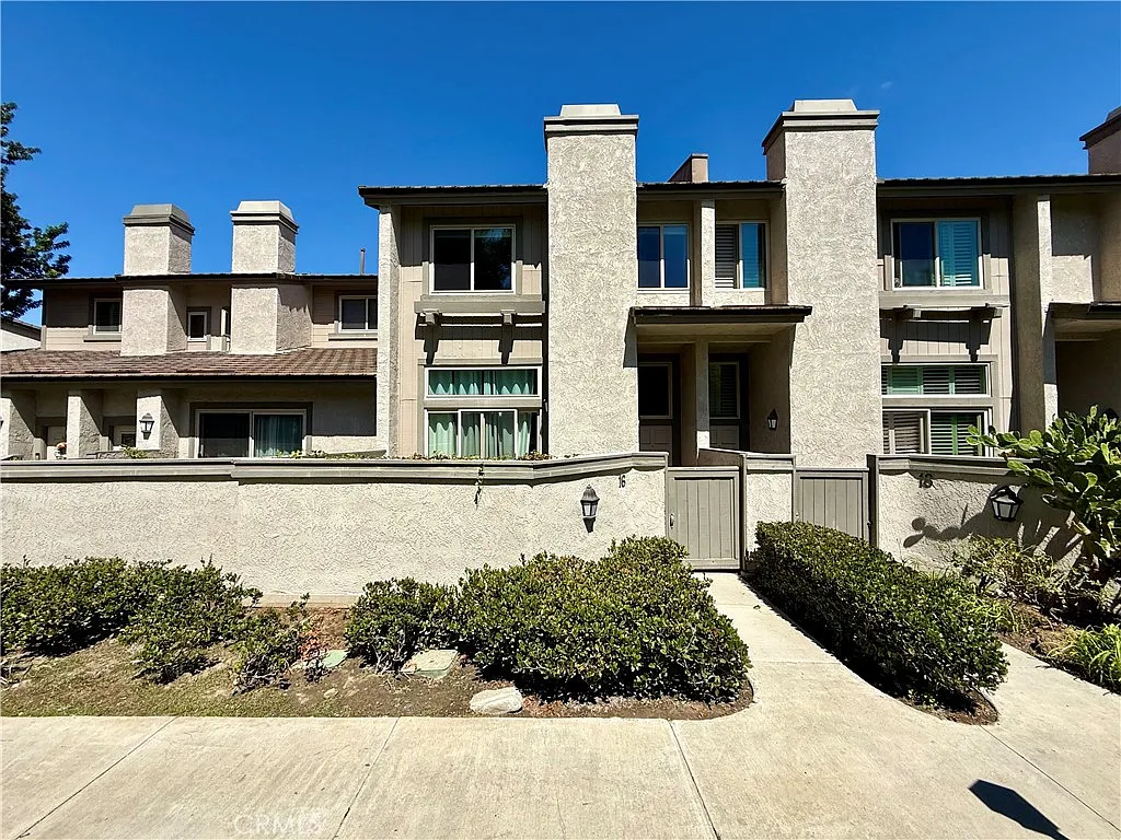 3 bed, 2.5 bath, 1610 sqft, $4,900 — Photo 1