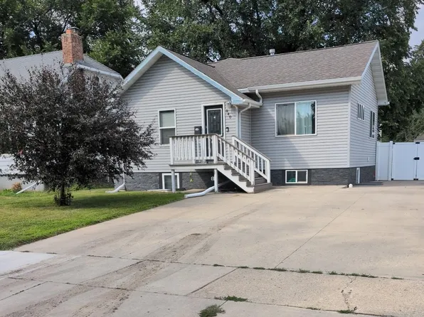 840 University Ave W, Minot, ND 58703