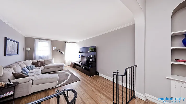 Sold by Moda Realty | media 9