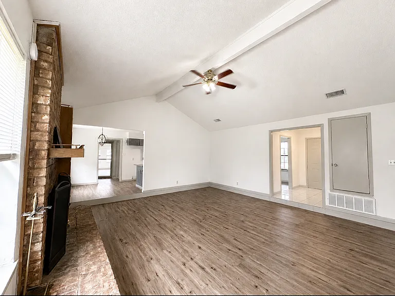 2401 Stephen Lee Dr — Photo 10